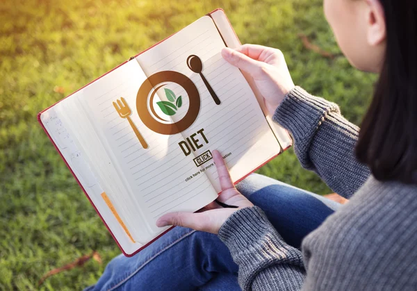 Asyalı kadın defter ile