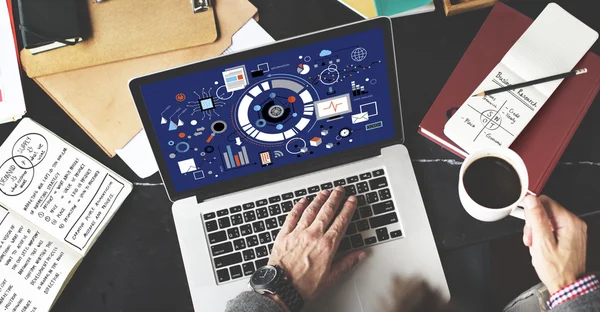 Man met laptop op zijn werk, werken proces — Stockfoto