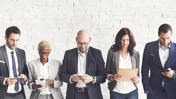 Gruppo di persone brainstorming, discutere e pianificare qualcosa — Foto Stock