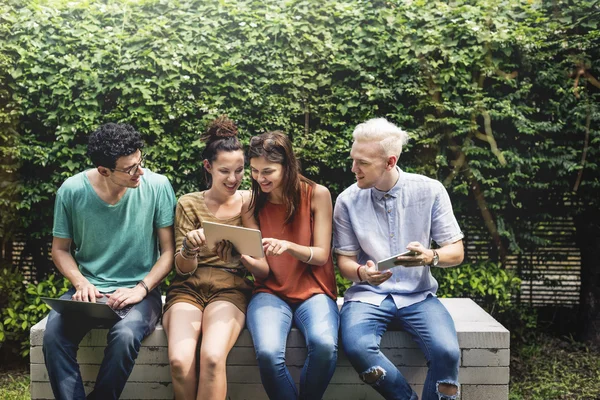 Freunde mit digitalen Geräten — Stockfoto