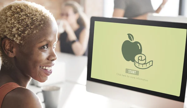 Ordenador con manzana en el monitor —  Fotos de Stock