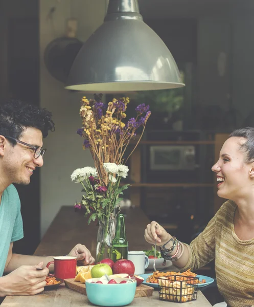 Casal Comer Alimentos — Fotografia de Stock