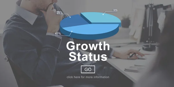 Zakenman denken met tekst groei status — Stockfoto