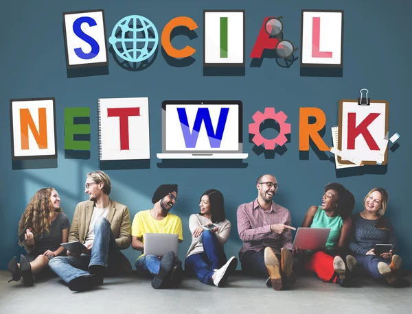 Diversidade amigos perto de parede com rede social — Fotografia de Stock