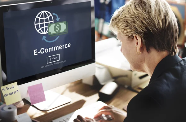 Empresária com e-commerce no monitor — Fotografia de Stock