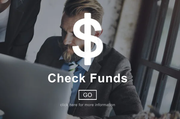 Empresário que trabalha e verifica fundos — Fotografia de Stock