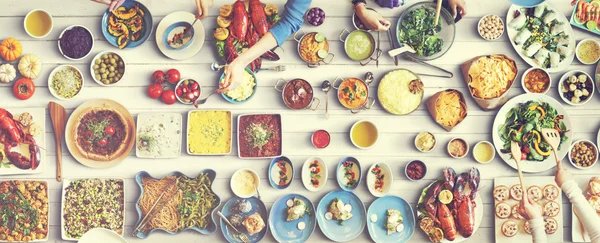 Amigos comendo para grande mesa — Fotografia de Stock