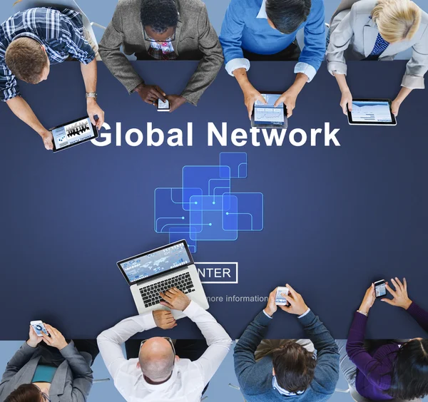 Mensen met behulp van apparaten en wereldwijd netwerk — Stockfoto