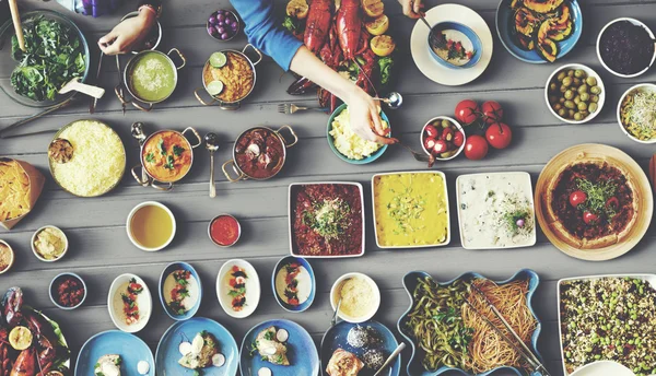 arkadaşlar büyük tablo için yemek