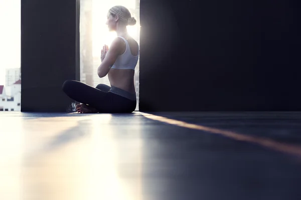 Pose-Yoga beoefenen van vrouw — Stockfoto