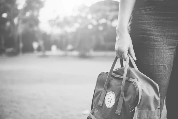 Mujer Viajar con mochila — Foto de Stock