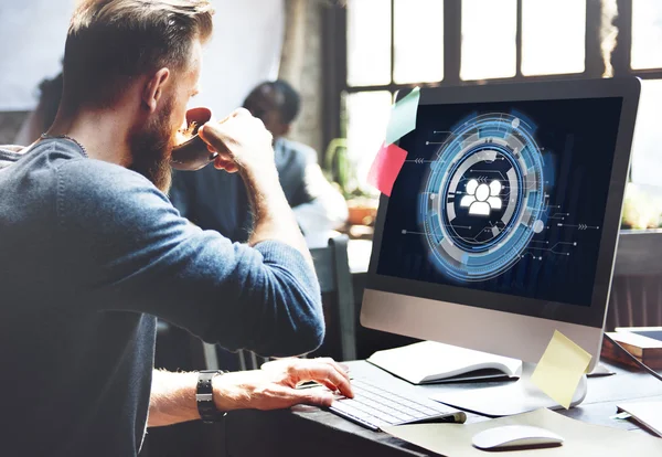 Geschäftsmann mit Computer im Büro — Stockfoto