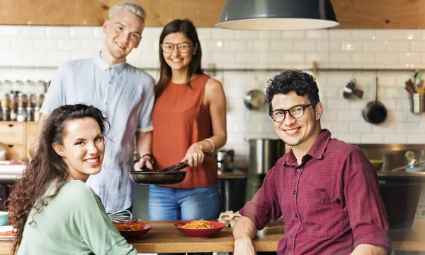 Arkadaşlar birlikte mutfakta