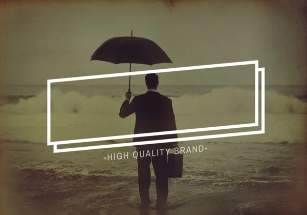 Geschäftsmann im Anzug mit Regenschirm — Stockfoto