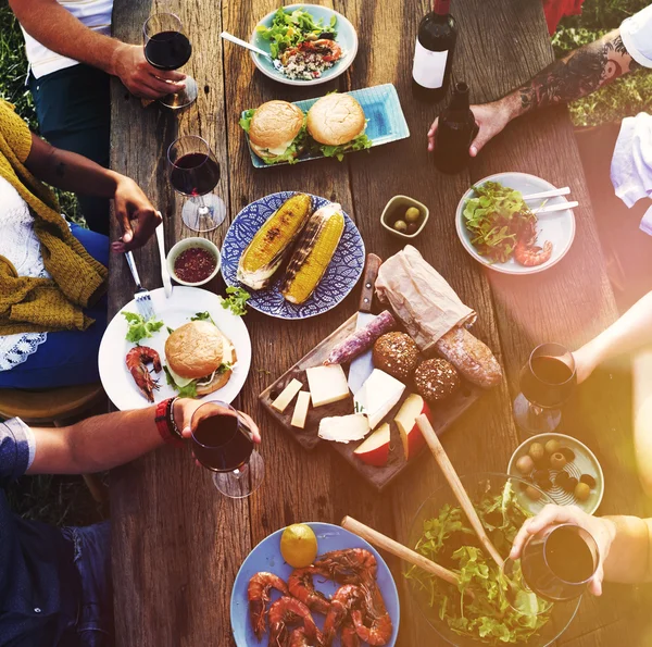 Amis manger à l'extérieur ensemble — Photo