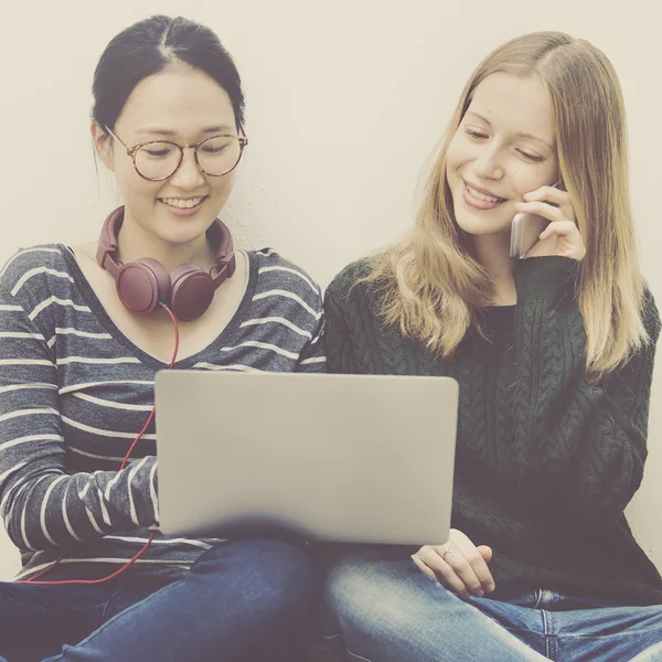 Estudando em Conceito de Internet — Fotografia de Stock