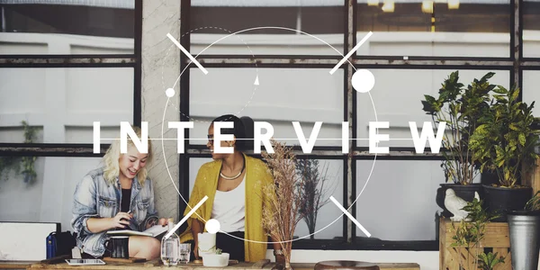 Donne sedute vicino al caffè e intervista — Foto Stock