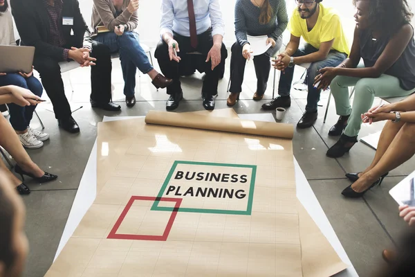 Pessoas sobre cartaz com planejamento de negócios — Fotografia de Stock