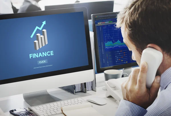 Computer mit Finanzen auf Monitor — Stockfoto