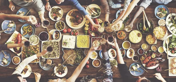 Amigos comiendo para la mesa grande — Foto de Stock