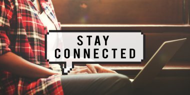 laptop ile çalışan kadın bağlı kalmak