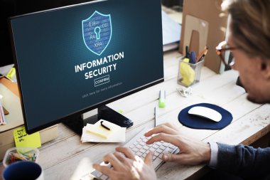 bilgi güvenliği monitör ile işadamı