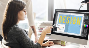 tasarımı ile monitörde gösterilen kadın