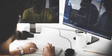 bilgisayar monitörü html kodu içeren