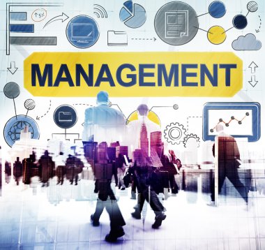 Sokağın karşısındaki insanlar