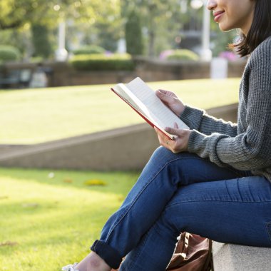 Asyalı kadın defter ile