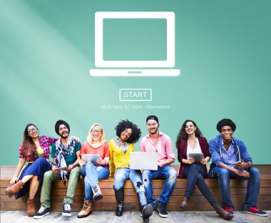 Dijital cihazlar kullanan öğrenciler