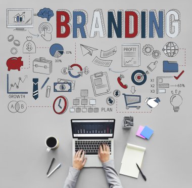 Laptop ile çalışma masası üzerinde