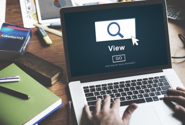 Onun iş yerinde dizüstü bilgisayar kullanan adam 