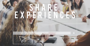 Toplantı ve paylaşım deneyimleri gülümseyen iş kadını