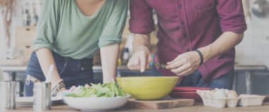 Çift birlikte yemek