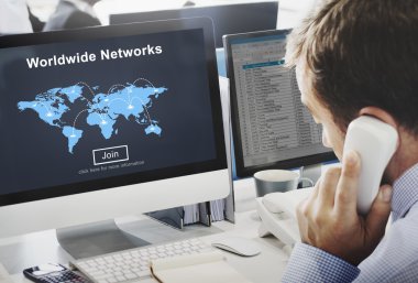 monitörde dünya çapında ağları ile bilgisayar