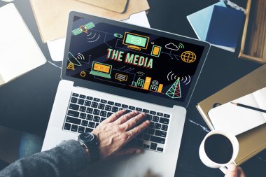 Onun iş yerinde dizüstü bilgisayar kullanan adam 