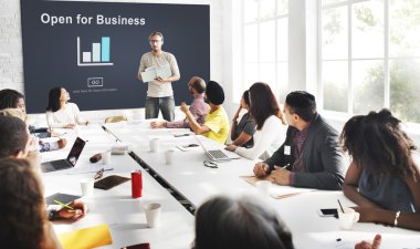 Ofiste çalışan iş adamları