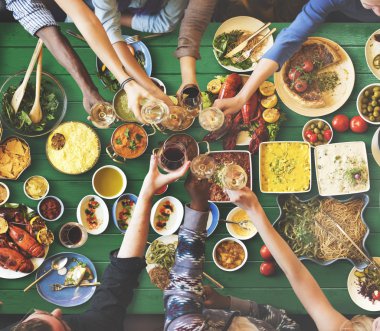arkadaşlar büyük tablo için yemek