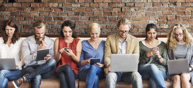 Çeşitlilik insanlarla dijital cihazlar