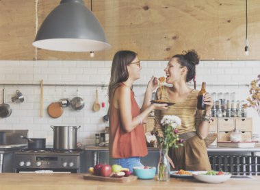 Mutfak pişirme arkadaşlar 