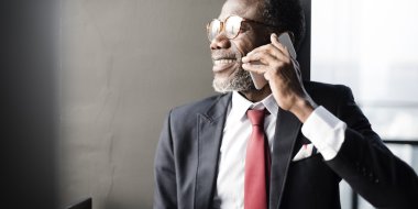 İş adamı telefonda konuşuyor.