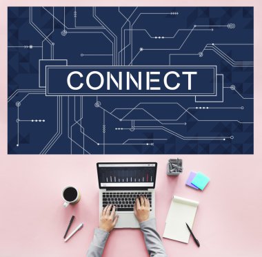 Laptop ile çalışma masası üzerinde