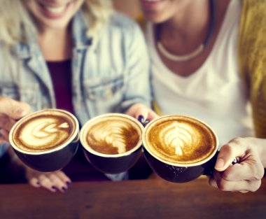 Arkadaşlar kahve içiyor.