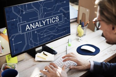 analytics monitör ile işadamı