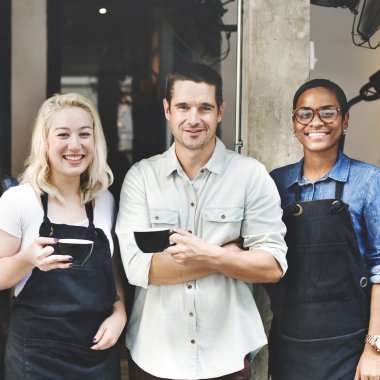 Arkadaşlar kahve içiyor.