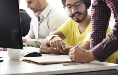 Ofiste çalışan iş adamları