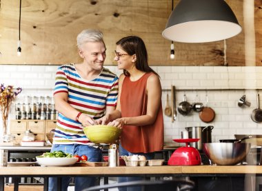 Çift birlikte yemek