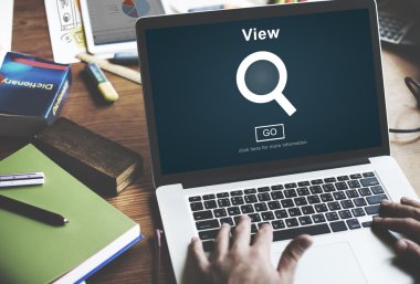 Onun iş yerinde dizüstü bilgisayar kullanan adam işlem çalışma 