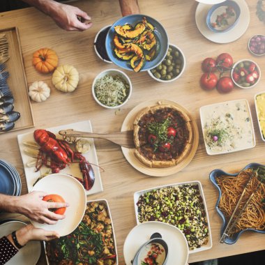 arkadaşlar büyük tablo için yemek